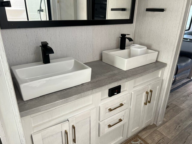 2022 Dutchmen Astoria 2913FK - Image 13