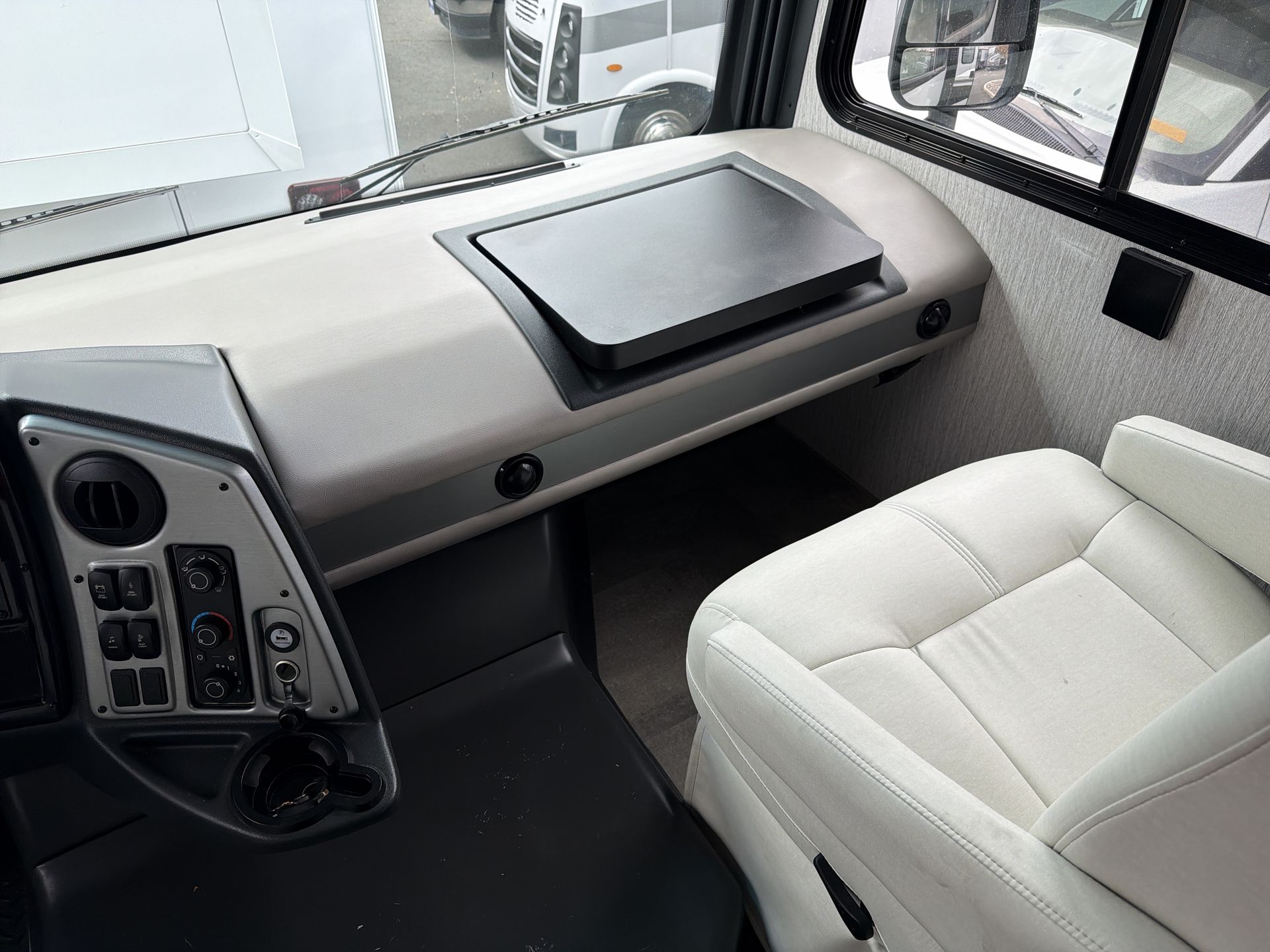 2023 Coachmen Pursuit 31BH - Image 12