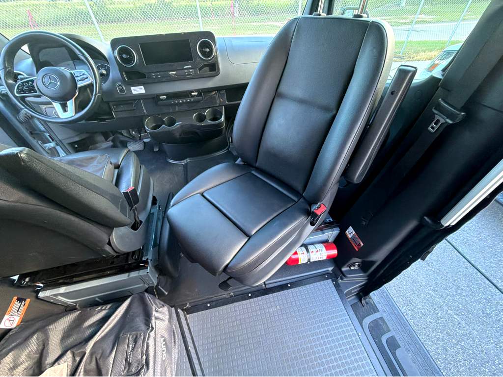 2023 WINNEBAGO REVEL 44E - Image 31