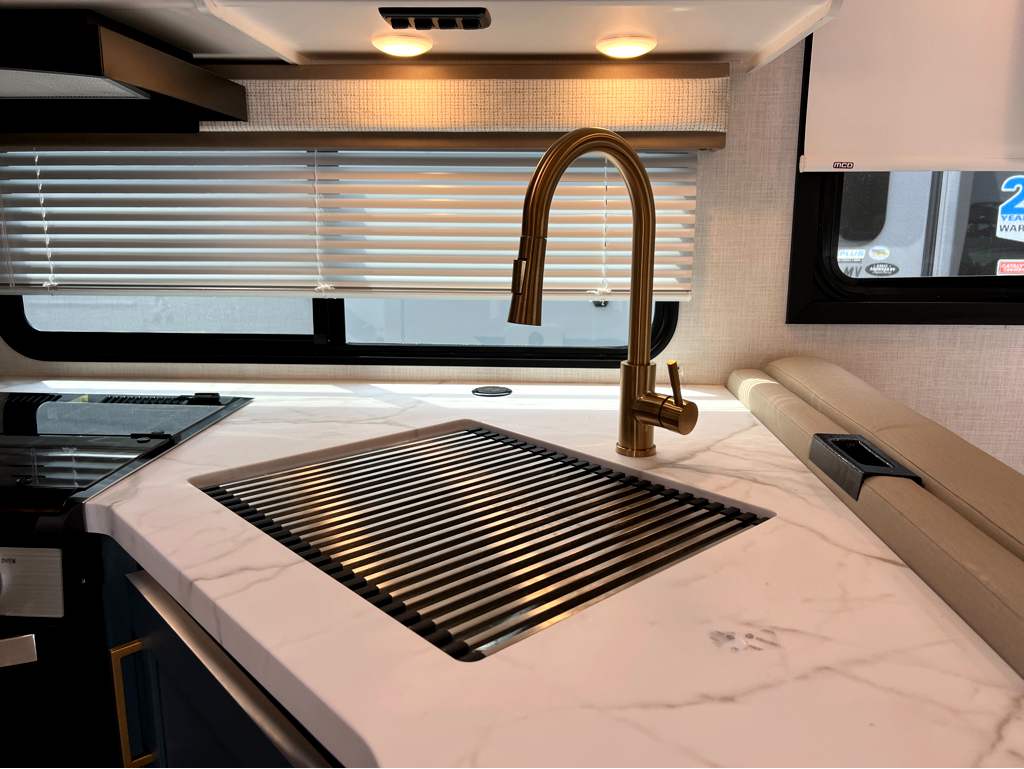 2027 THOR MOTOR COACH MAGNITUDE GA28 - Image 13