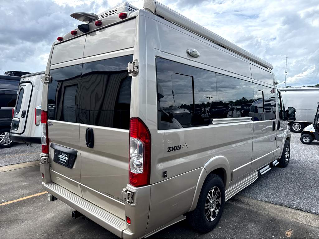 2018 ROADTREK ZION - Image 4