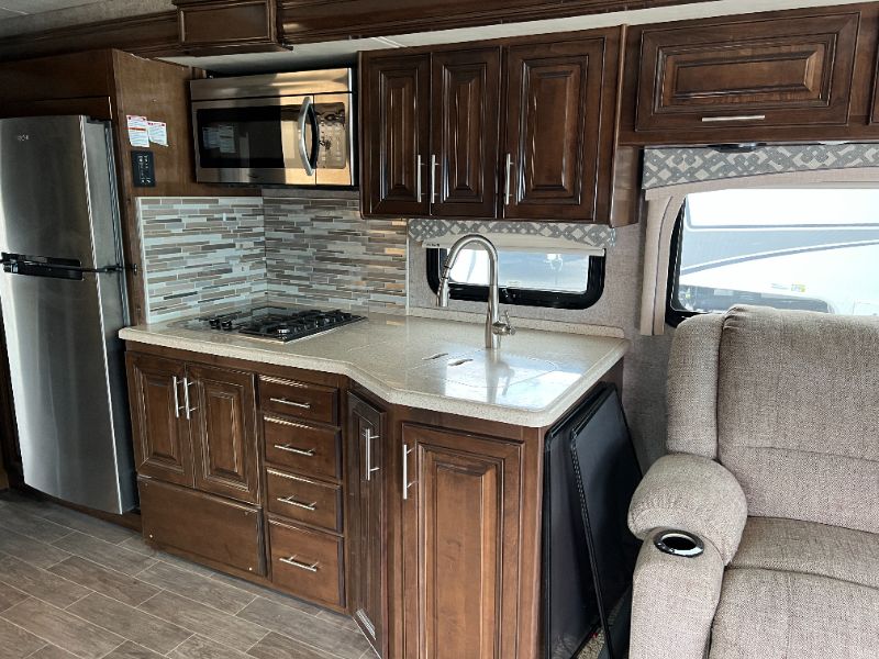 2020 Thor Motor Coach Miramar 32.2 - Image 8