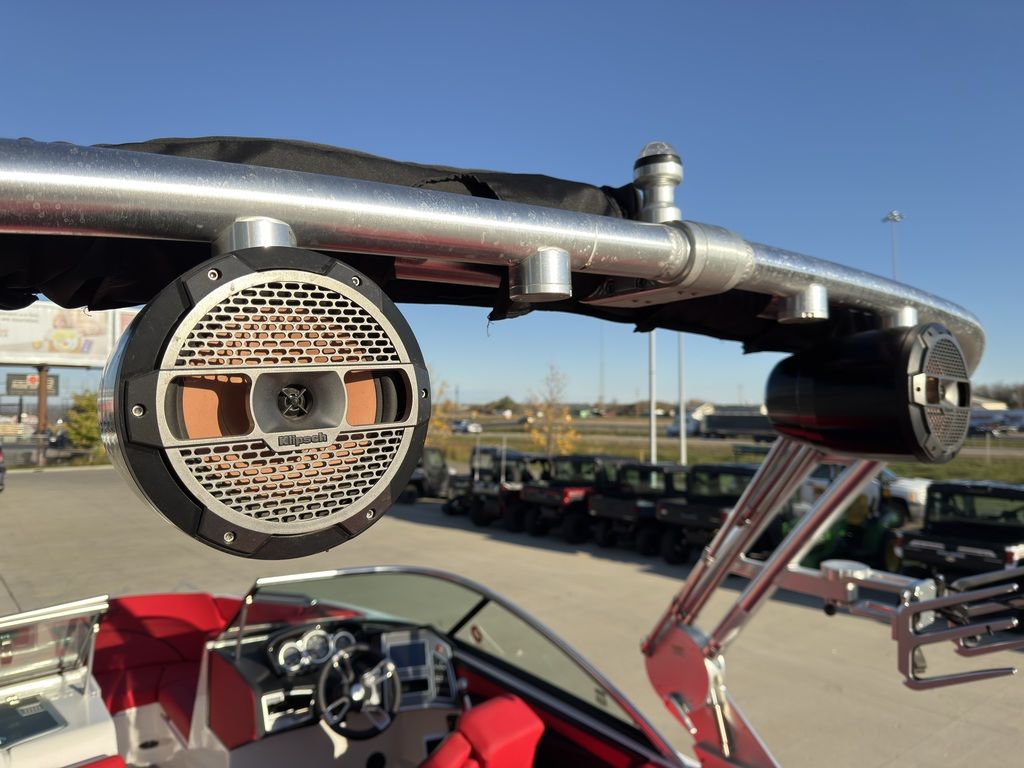 2019 MasterCraft XT22 - Image 20