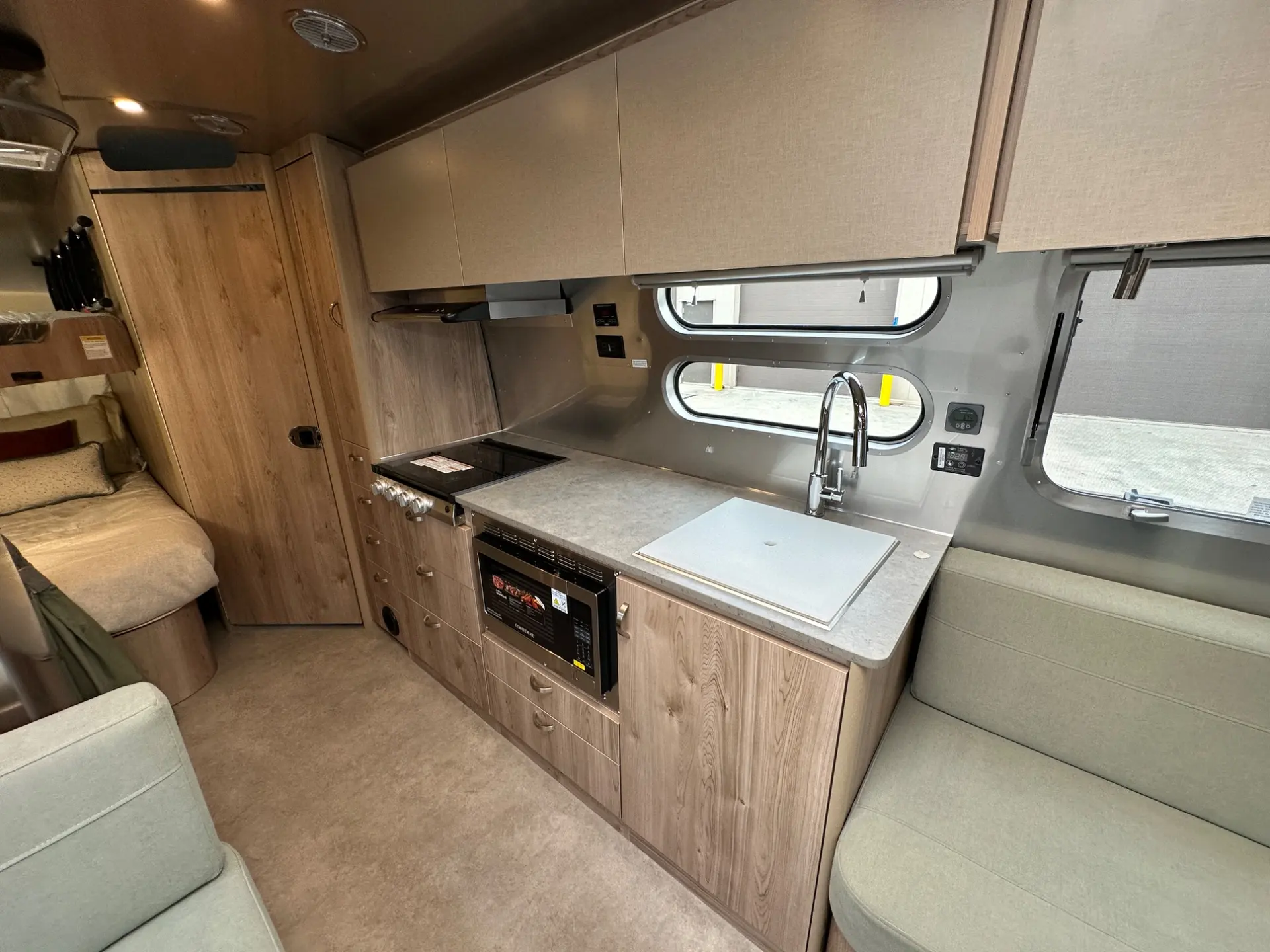 2027 Airstream Flying Cloud 30FB Bunk - Image 21