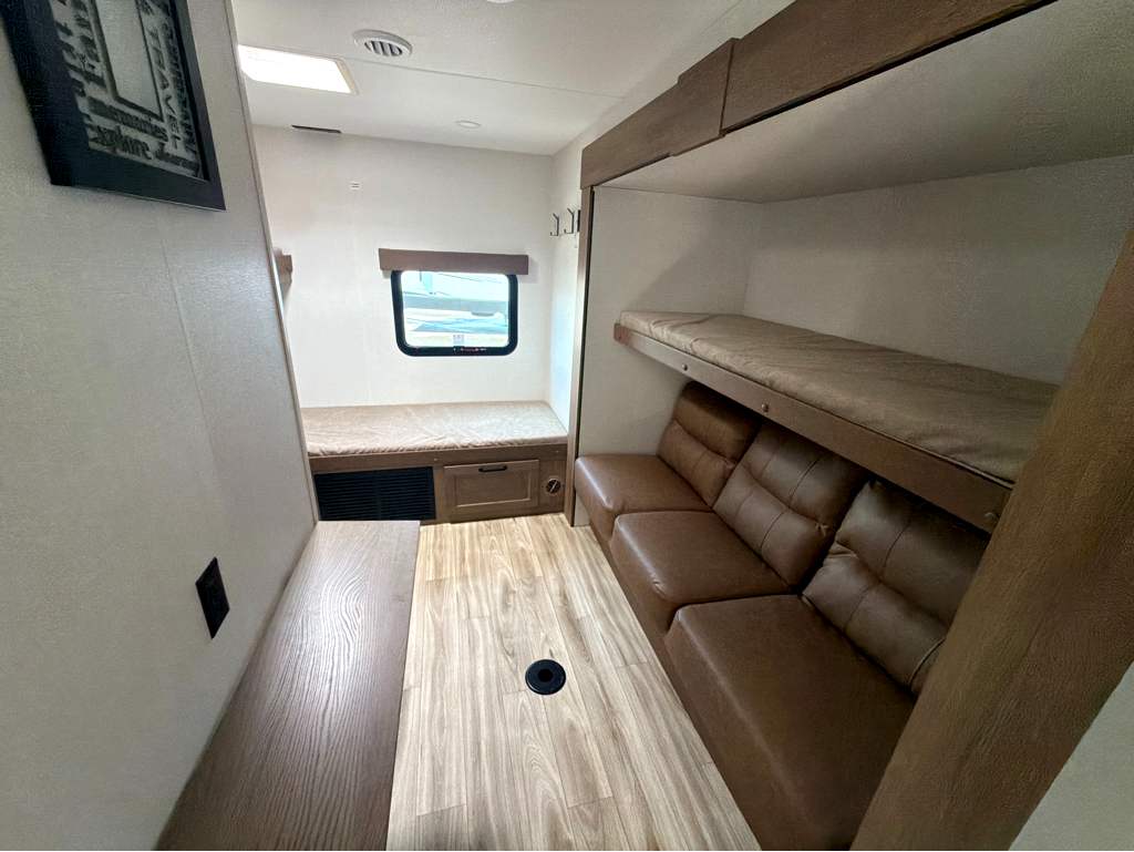 2027 VENTURE RV SPORTTREK 333VIK - Image 17