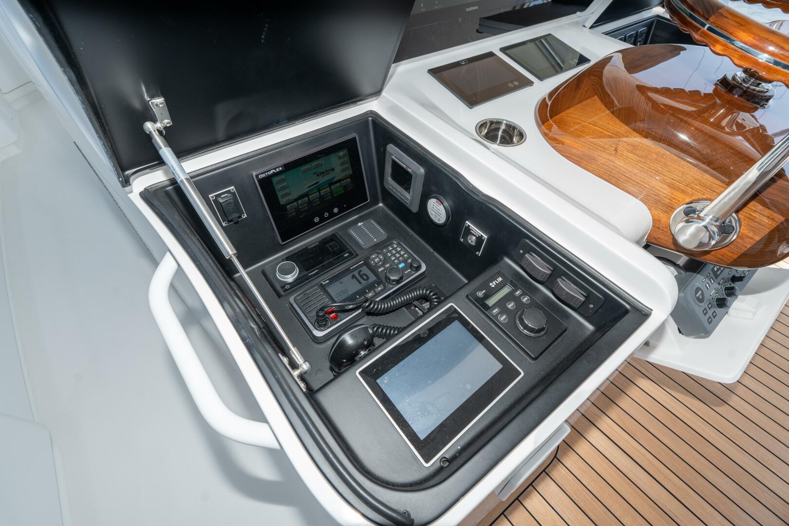 2025 Viking 90 Convertible - Image 8