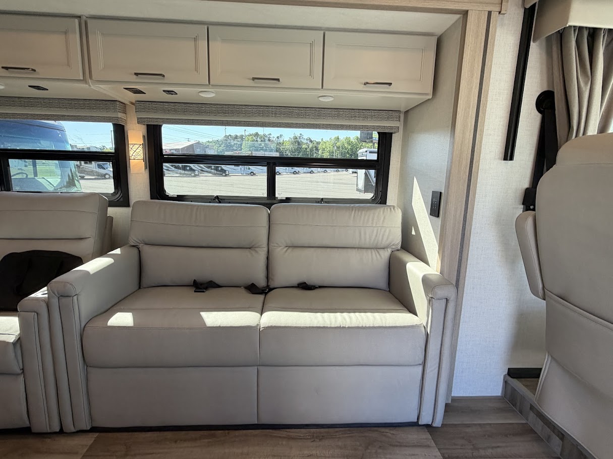 2027 THOR MOTOR COACH HURRICANE 36H - Image 13