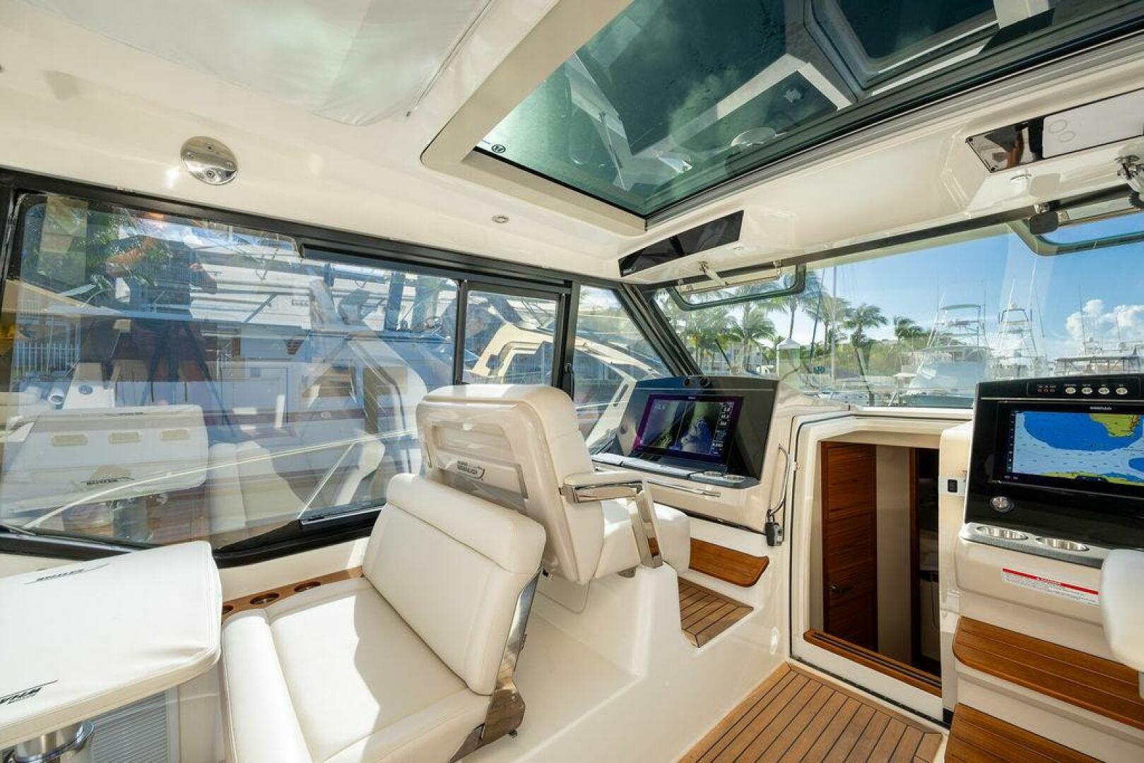 2023 Boston Whaler 405 Conquest - Image 25