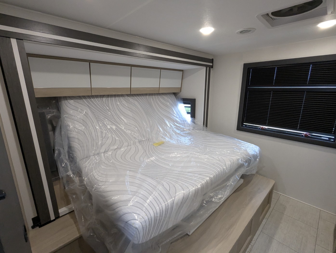 2026 Coachmen Entourage 340BH - Image 24