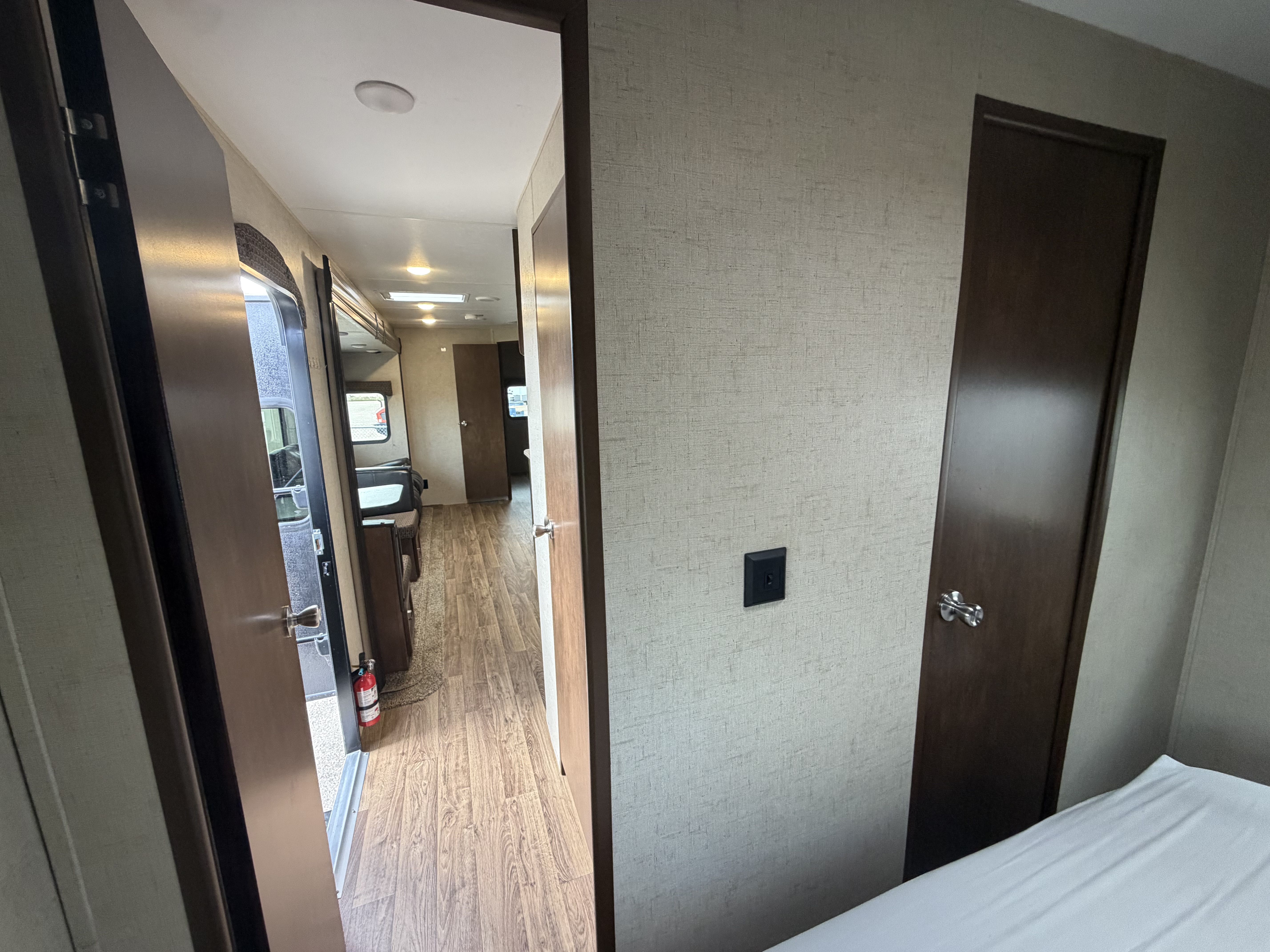 2018 VENTURE RV SPORT TREK 327 VIK - Image 15
