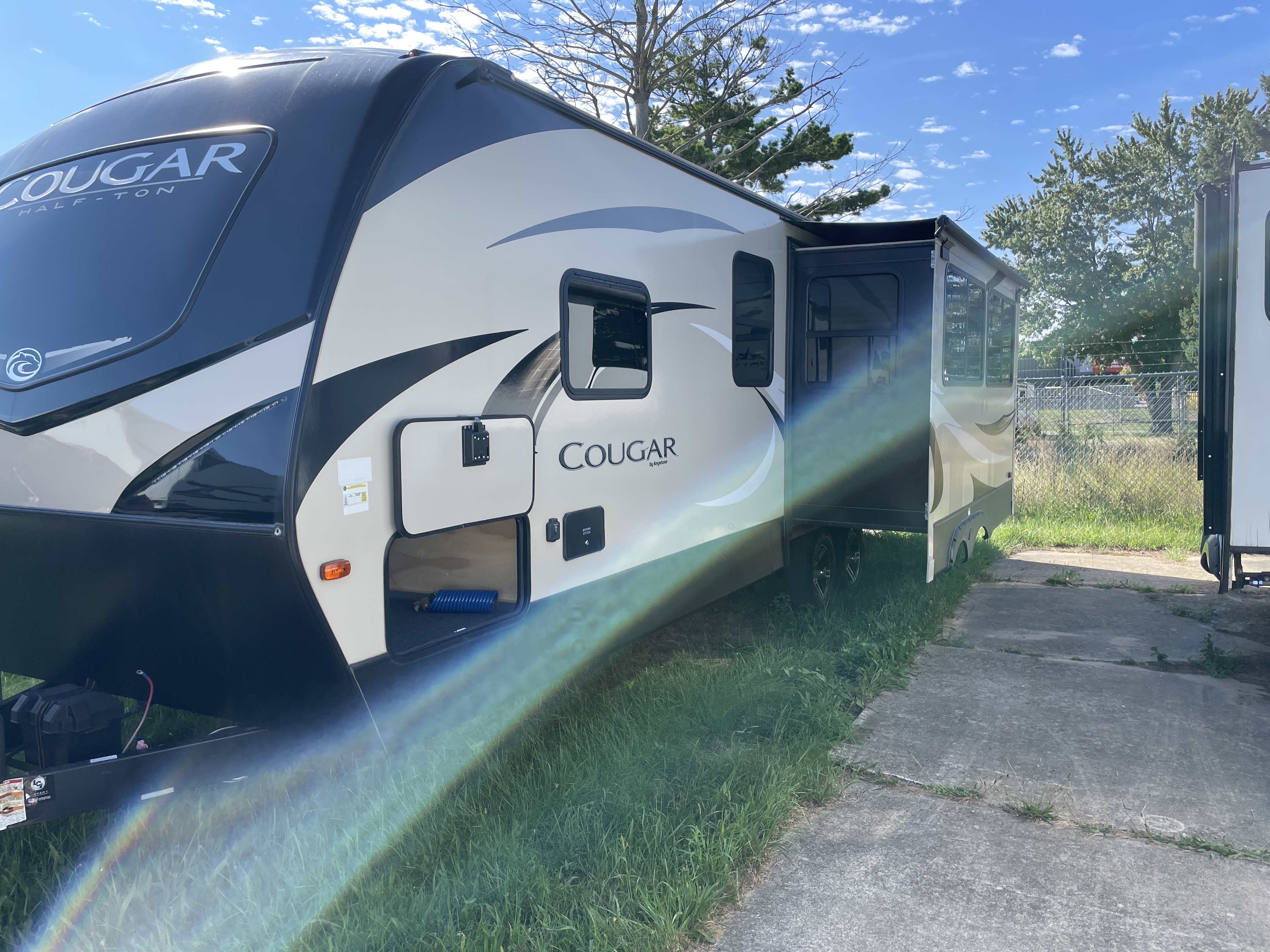 2019 Keystone RV Cougar X-Lite 27SAB - Image 5