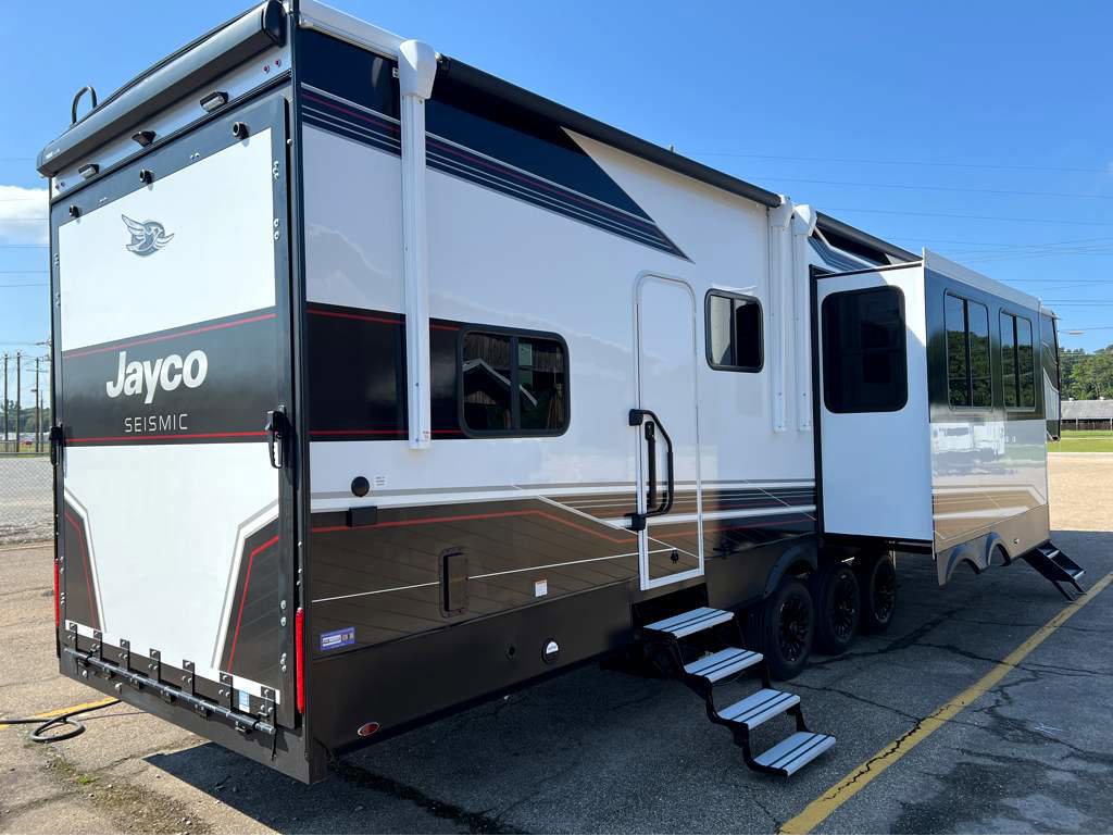 2026 JAYCO SEISMIC 395 - Image 4