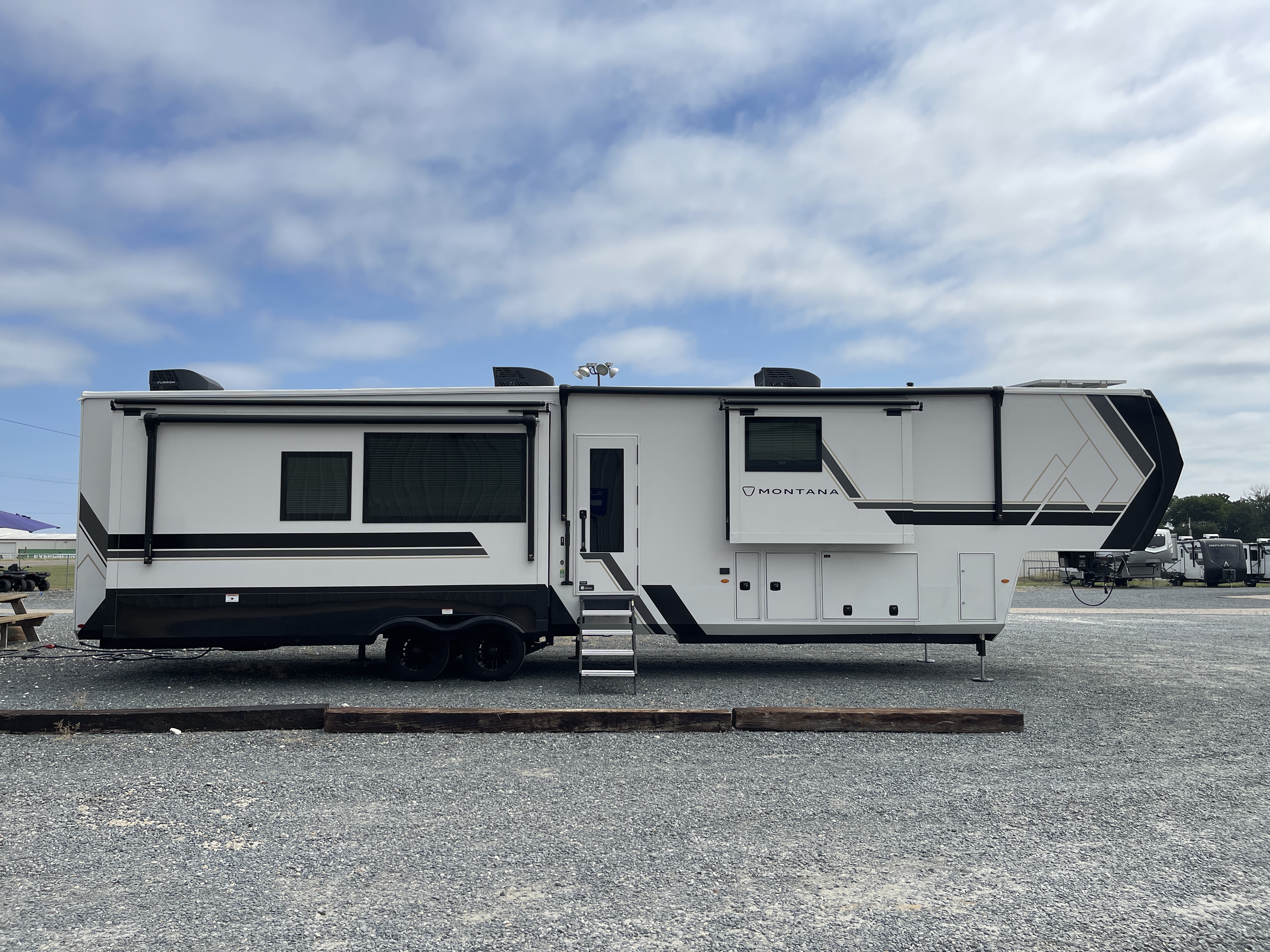 2027 Keystone Montana 3900RK - Image 8