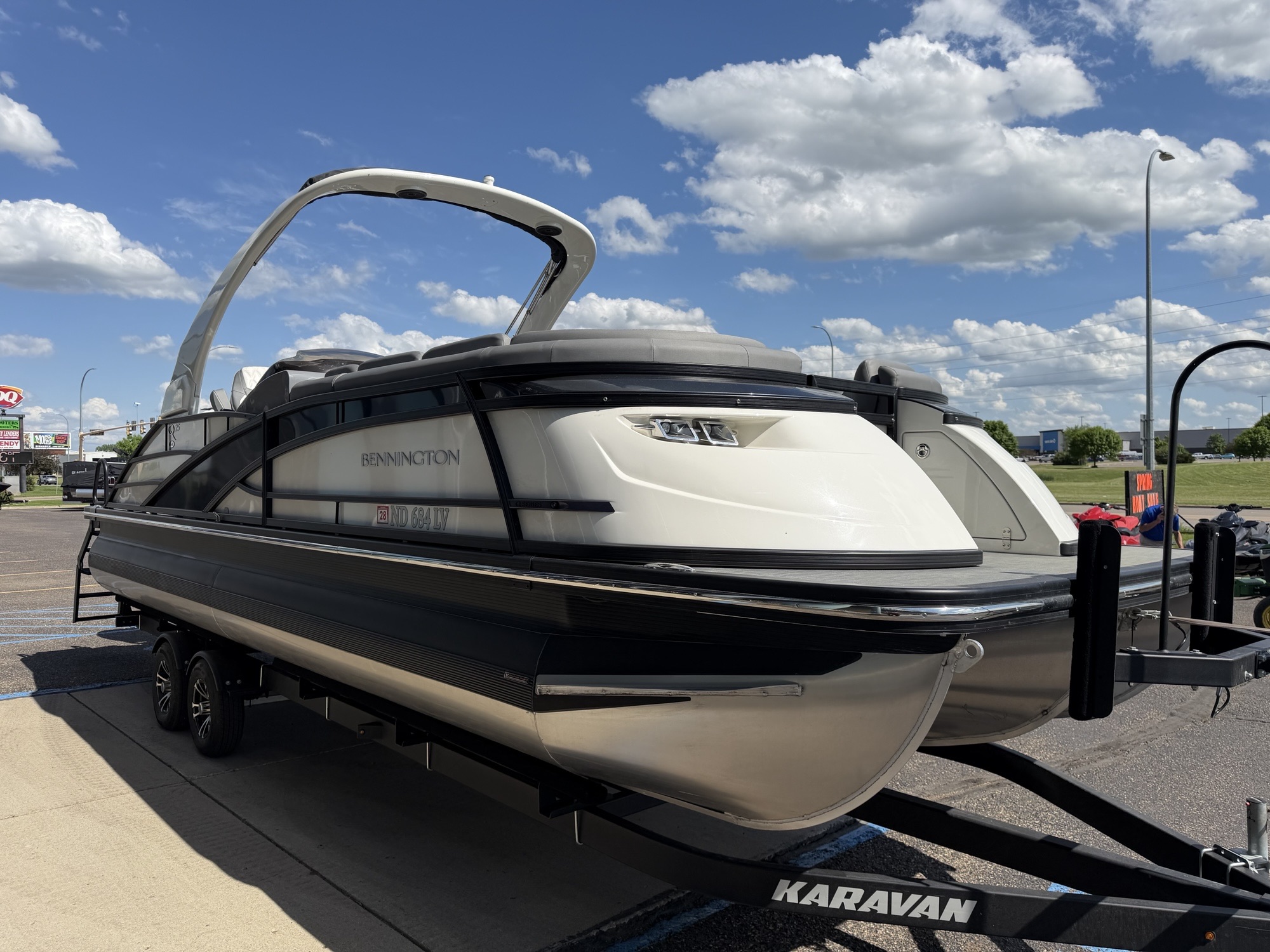2023 Bennington 25QSBA Swingback with Power Arch - Image 3