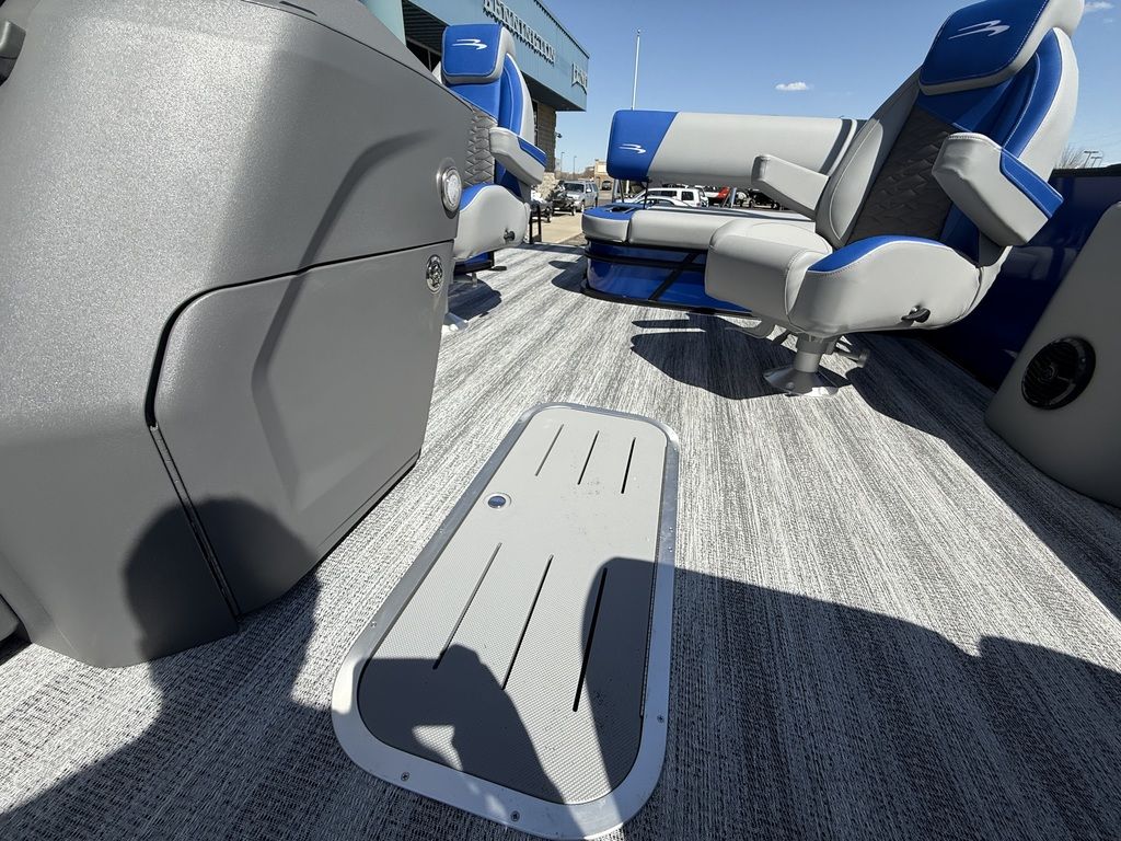 2025 Bennington 22 SSB Swingback Tri-Toon Pontoon - Image 27