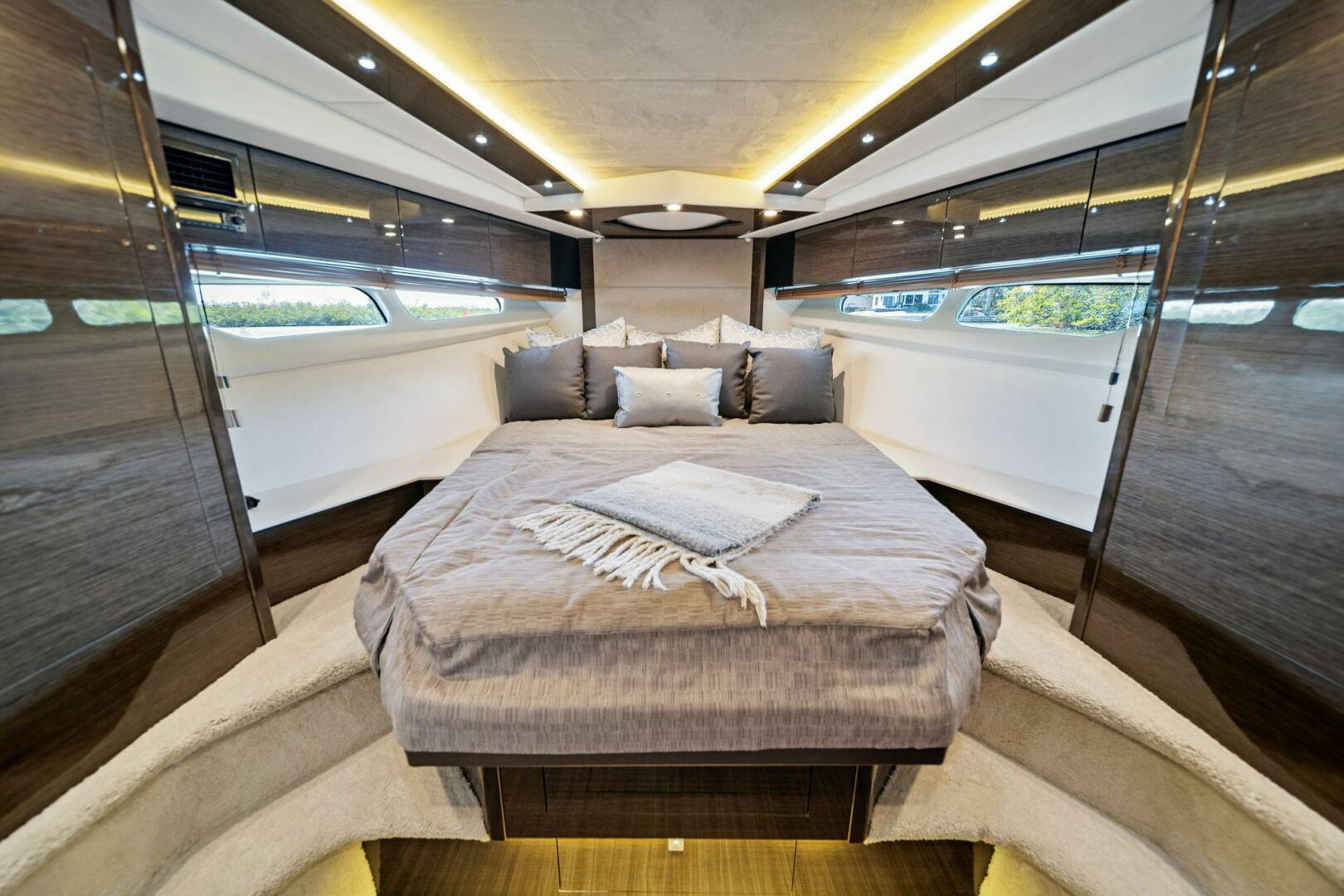 2019 Cruisers Yachts 45 Cantius - Image 4