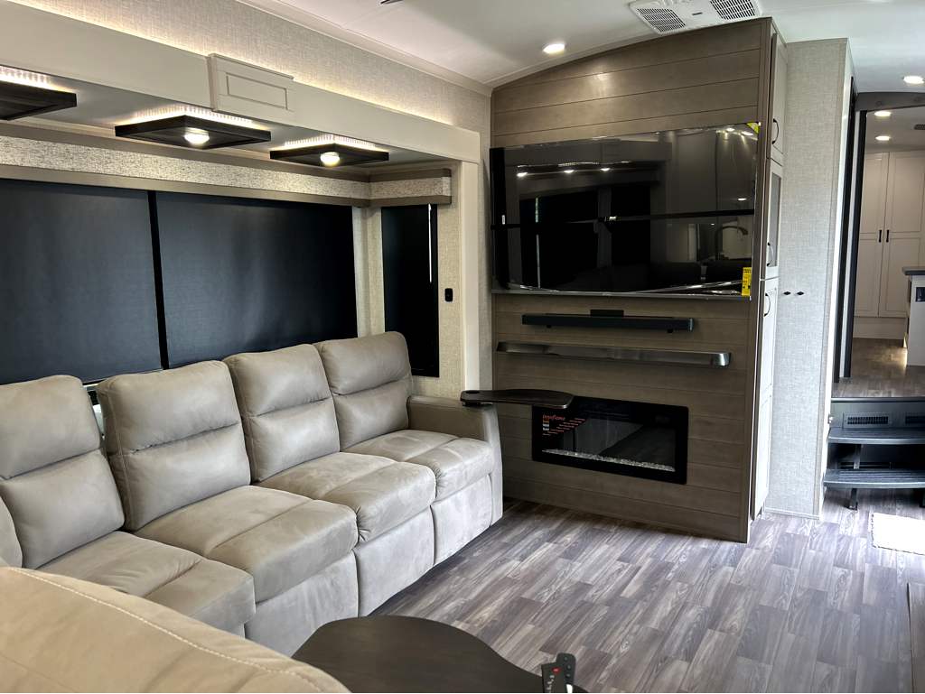 2025 JAYCO NORTH POINT 365RKTS - Image 18