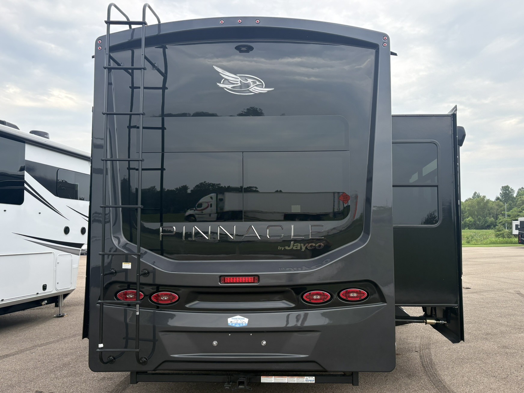 2027 JAYCO PINNACLE 32RLTS - Image 4
