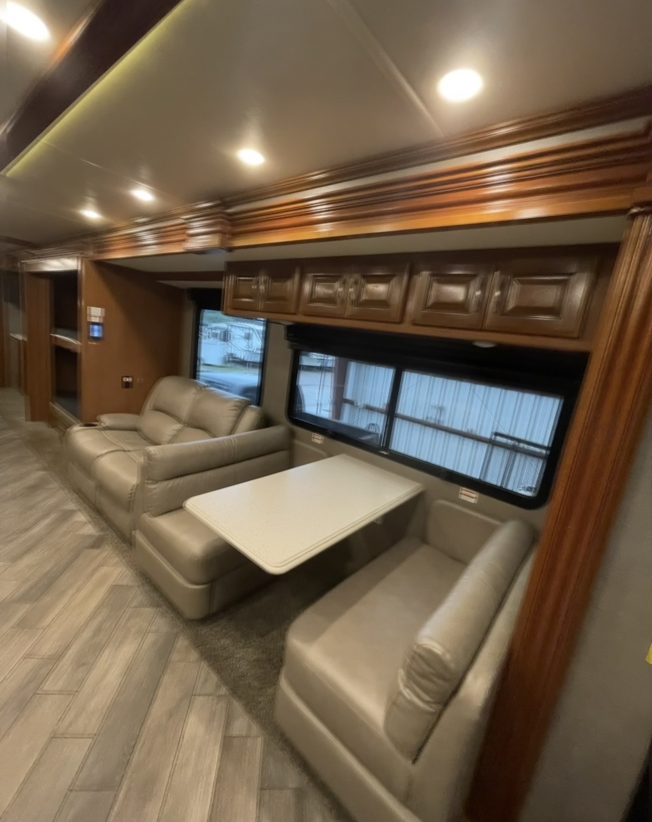 2018 Fleetwood DISCOVERY 38N - Image 19