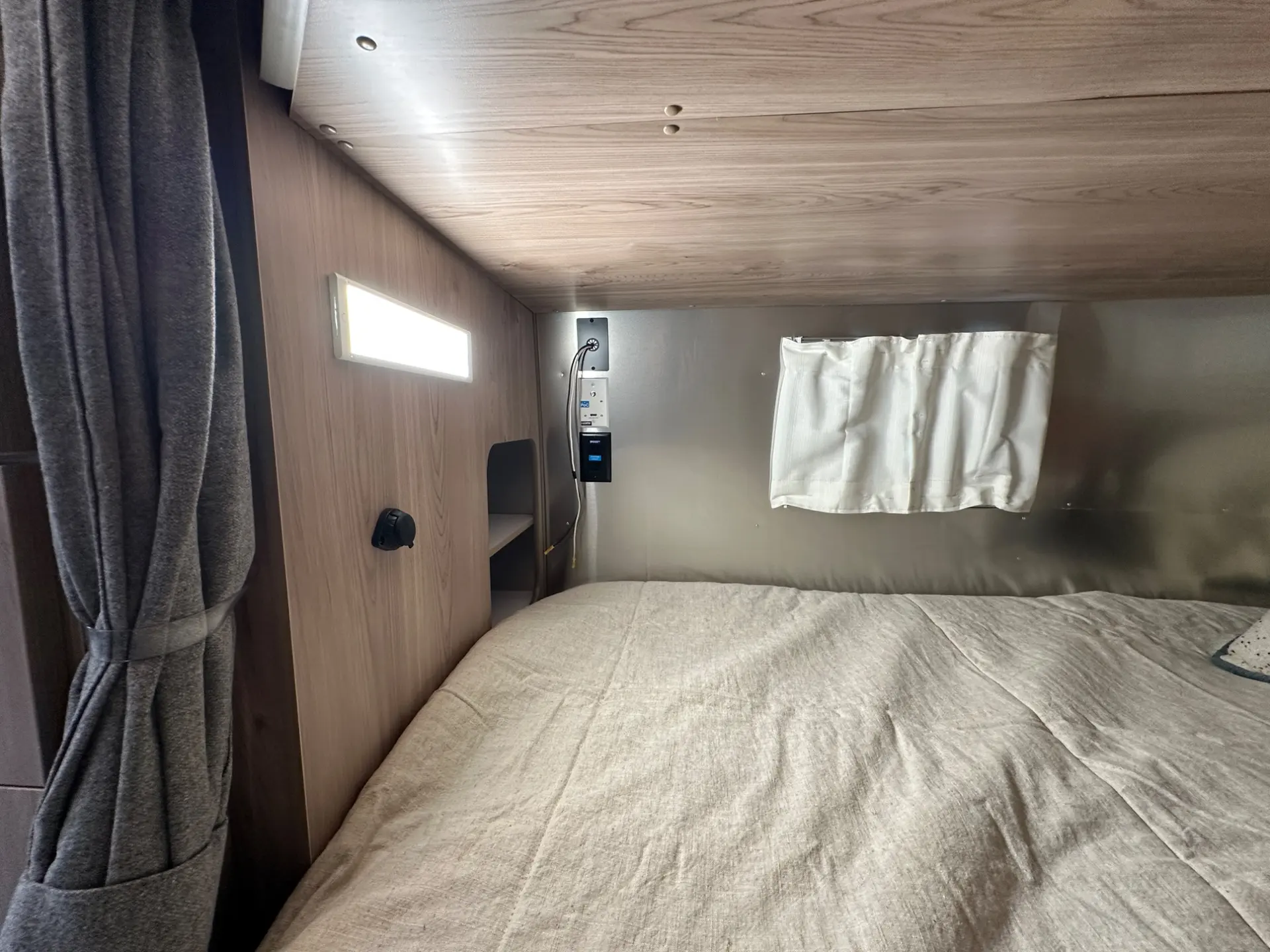 2027 Airstream Flying Cloud 30FB Bunk - Image 38