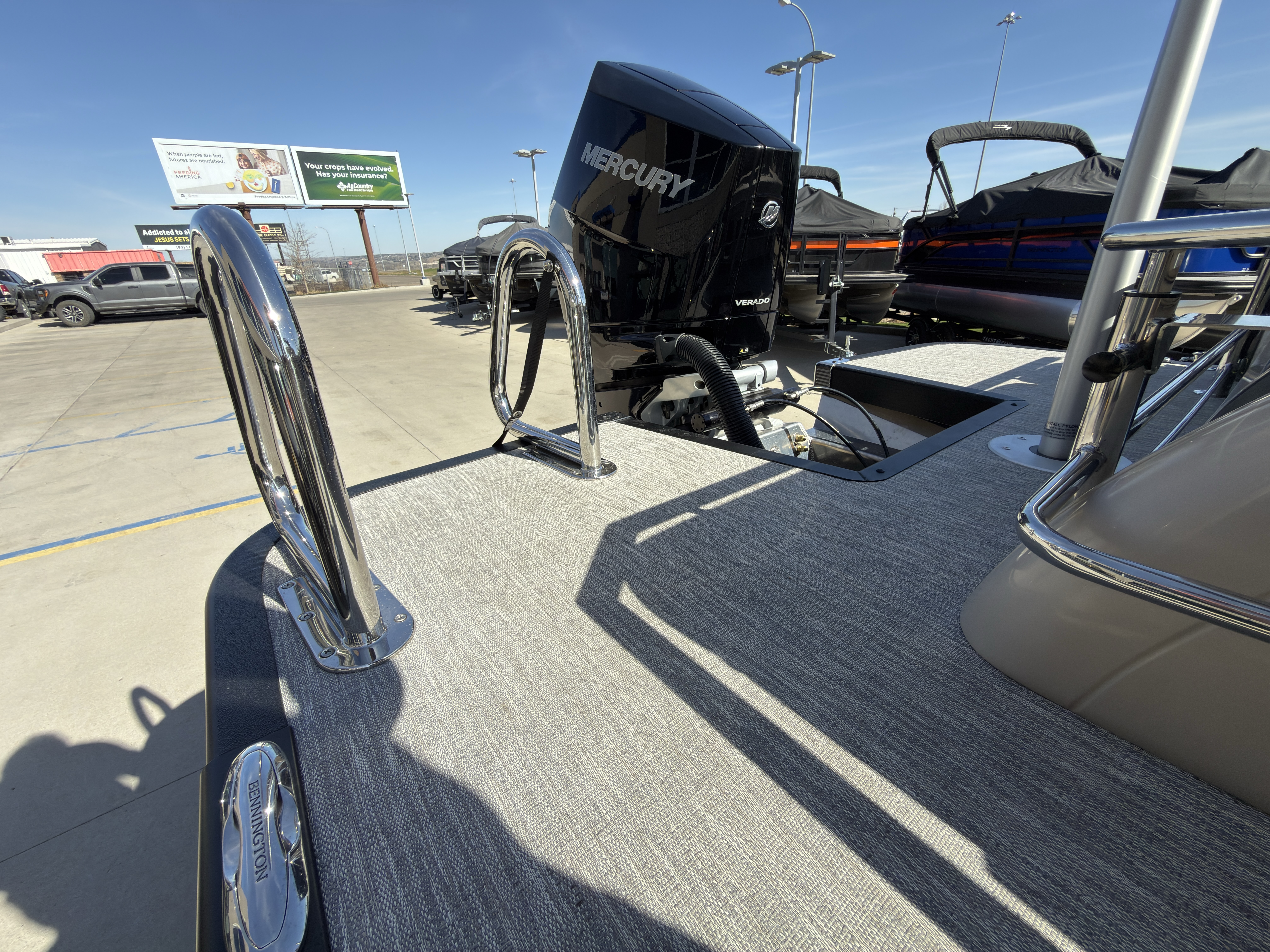 2026 Bennington 25QXSBA 425HP V10 Tritoon Pontoon - Image 49