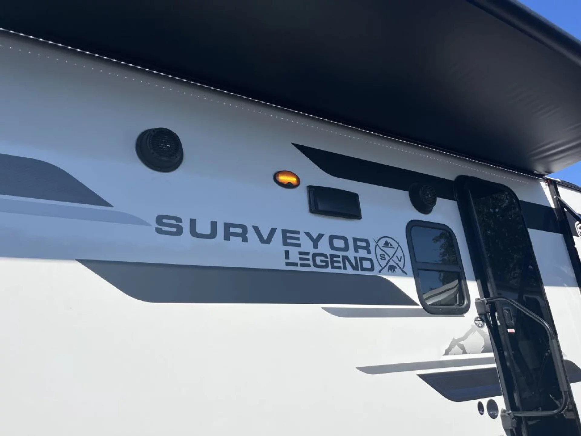 2026 FOREST RIVER SURVEYOR LEGEND 19BHLE - Image 4