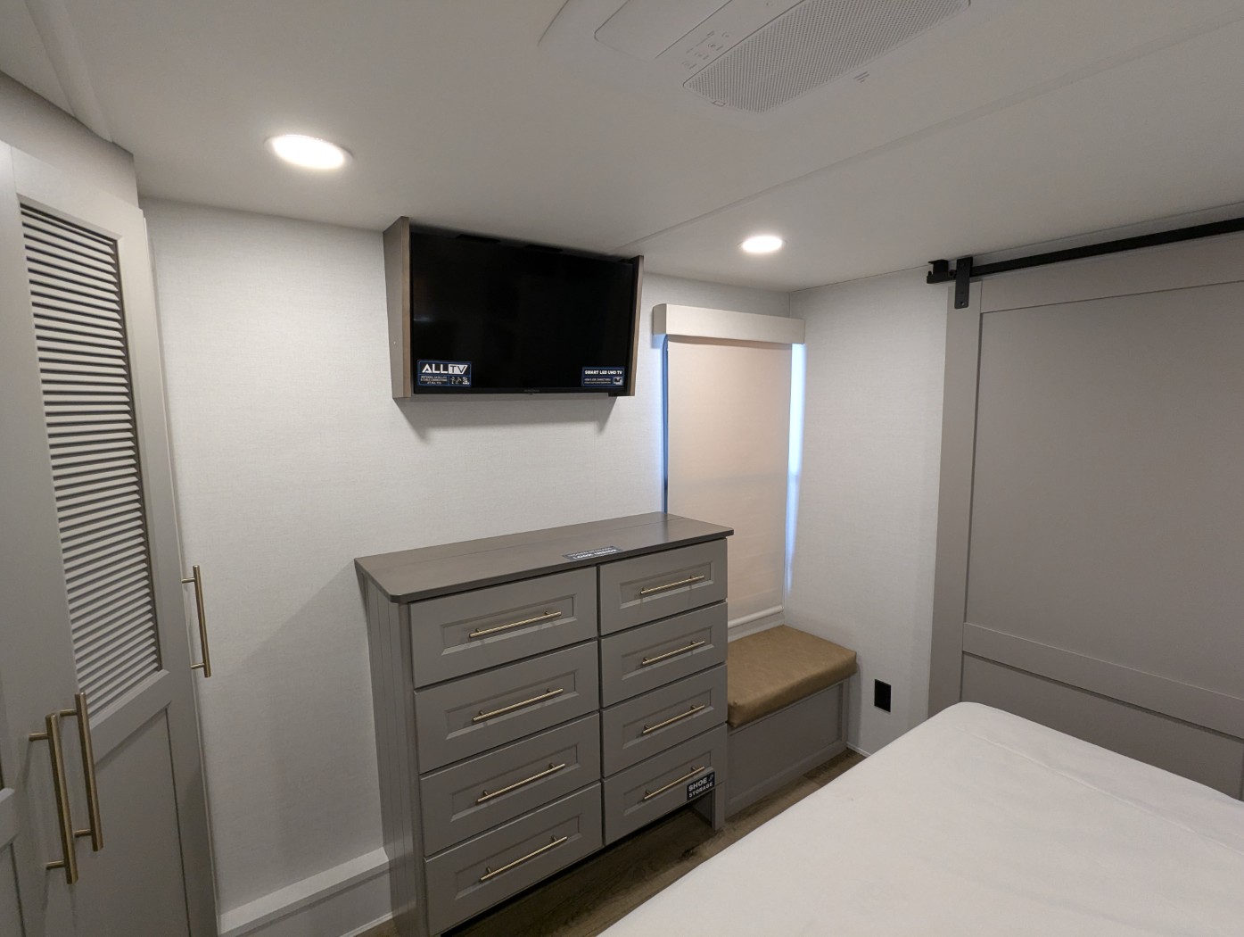 2026 Alliance RV Paradigm 340RL - Image 14