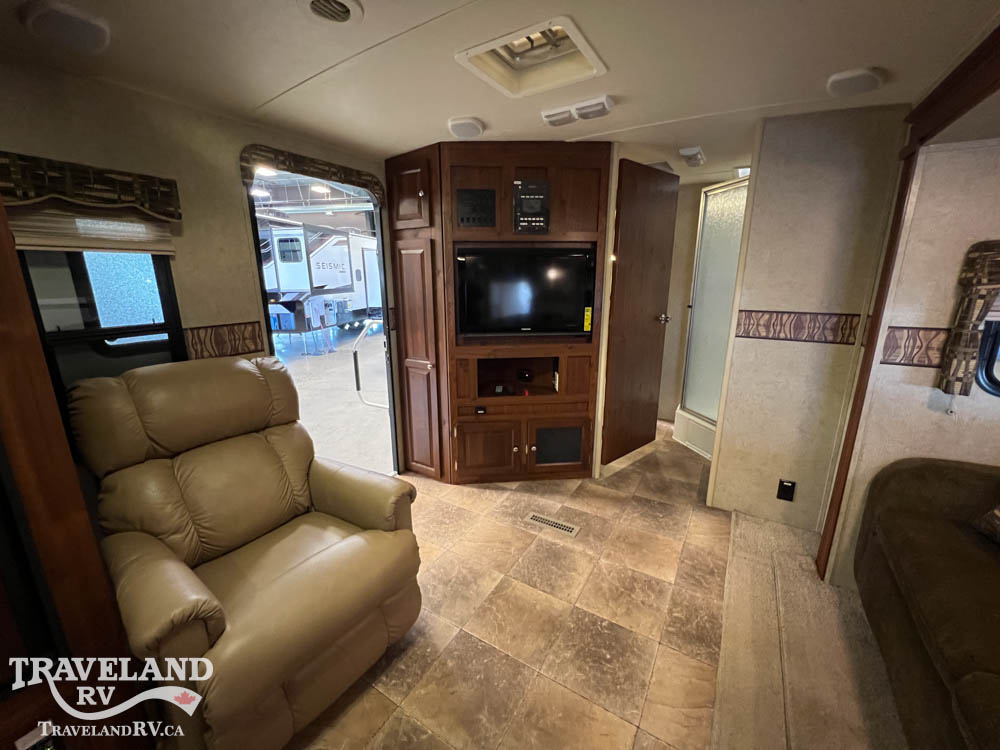 2013 FOREST RIVER ROCKWOOD ULTRA LITE 8315BSS HANDYMAN SPECIAL - Image 4