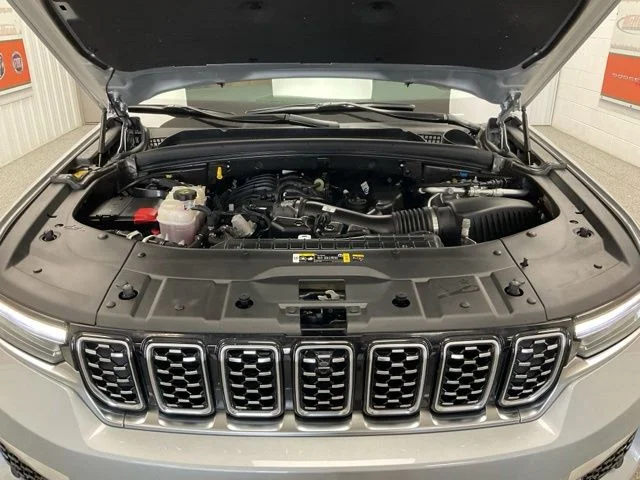 2025 Jeep Grand-Cherokee-L Laredo Altitude 4x4 - Image 10