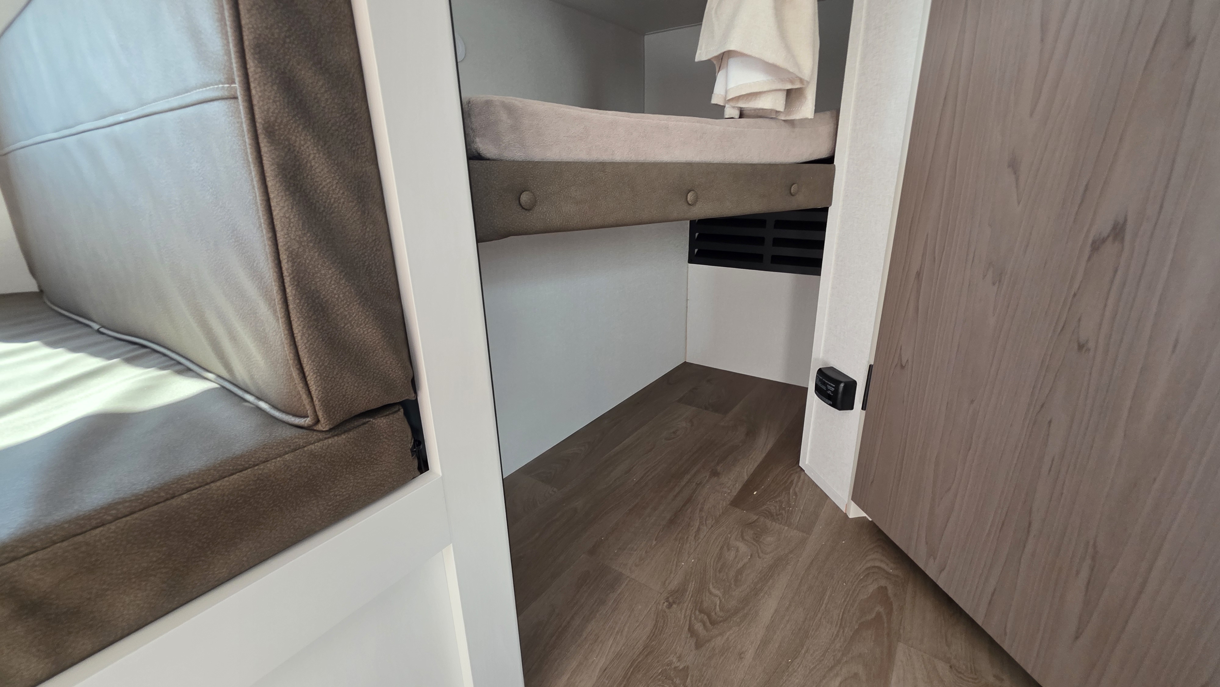2027 GRAND DESIGN TRANSCEND 26BHX - Image 14