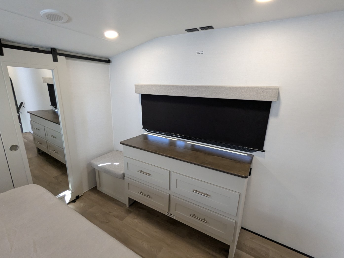 2027 Alliance RV Avenue 32RLS - Image 10