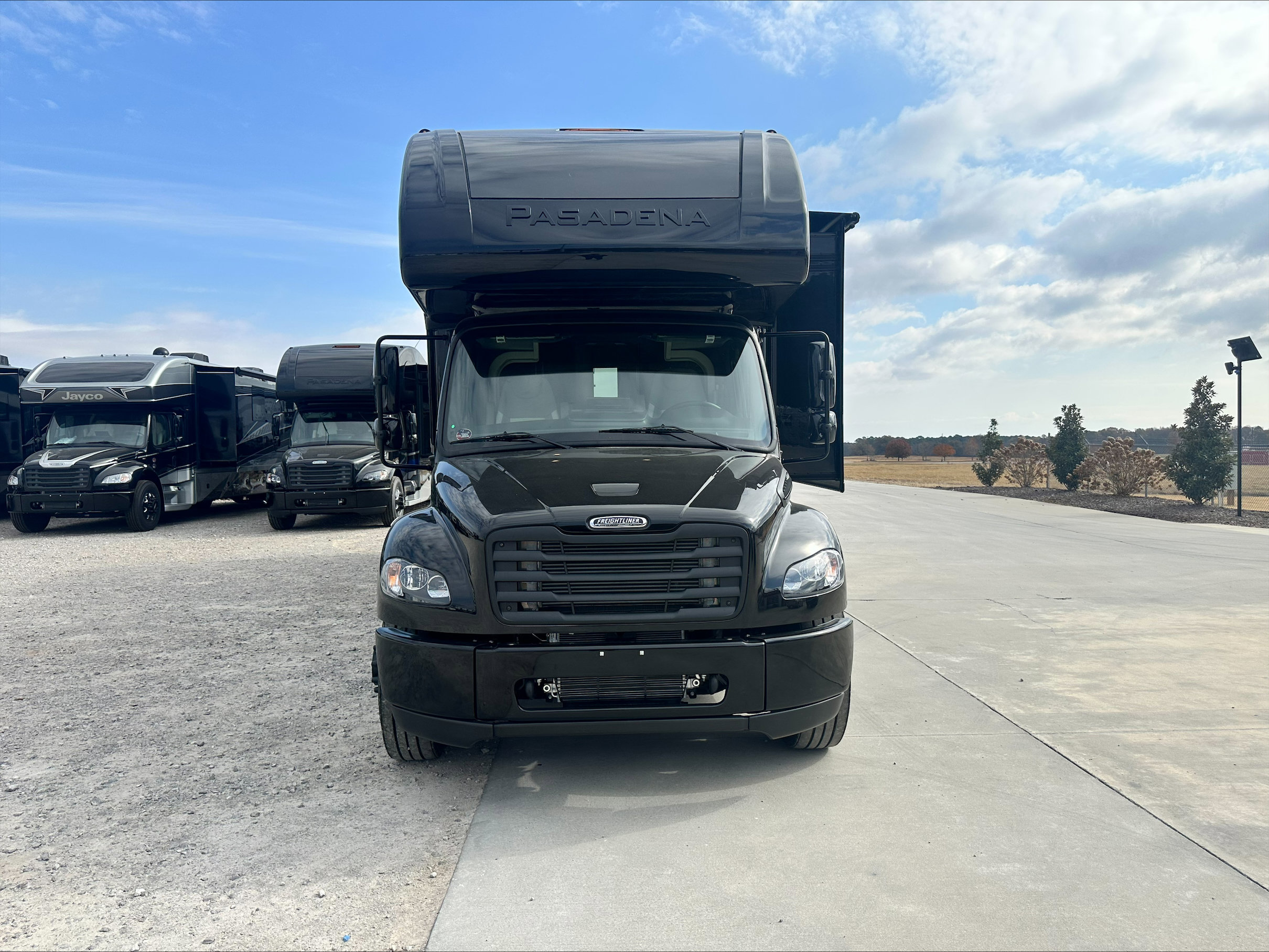 2026 THOR MOTOR COACH PASADENA 34XG - Image 2