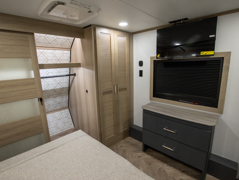 2026 Keystone Raptor 430 - Image 25