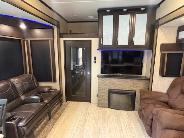 2018 GRAND DESIGN MOMENTUM 394M - Image 5