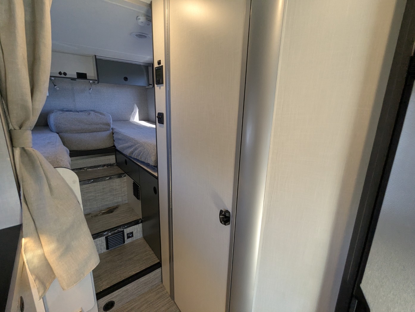 2026 Winnebago EKKO Sprinter 23B AWD - ATH Edition - Image 25
