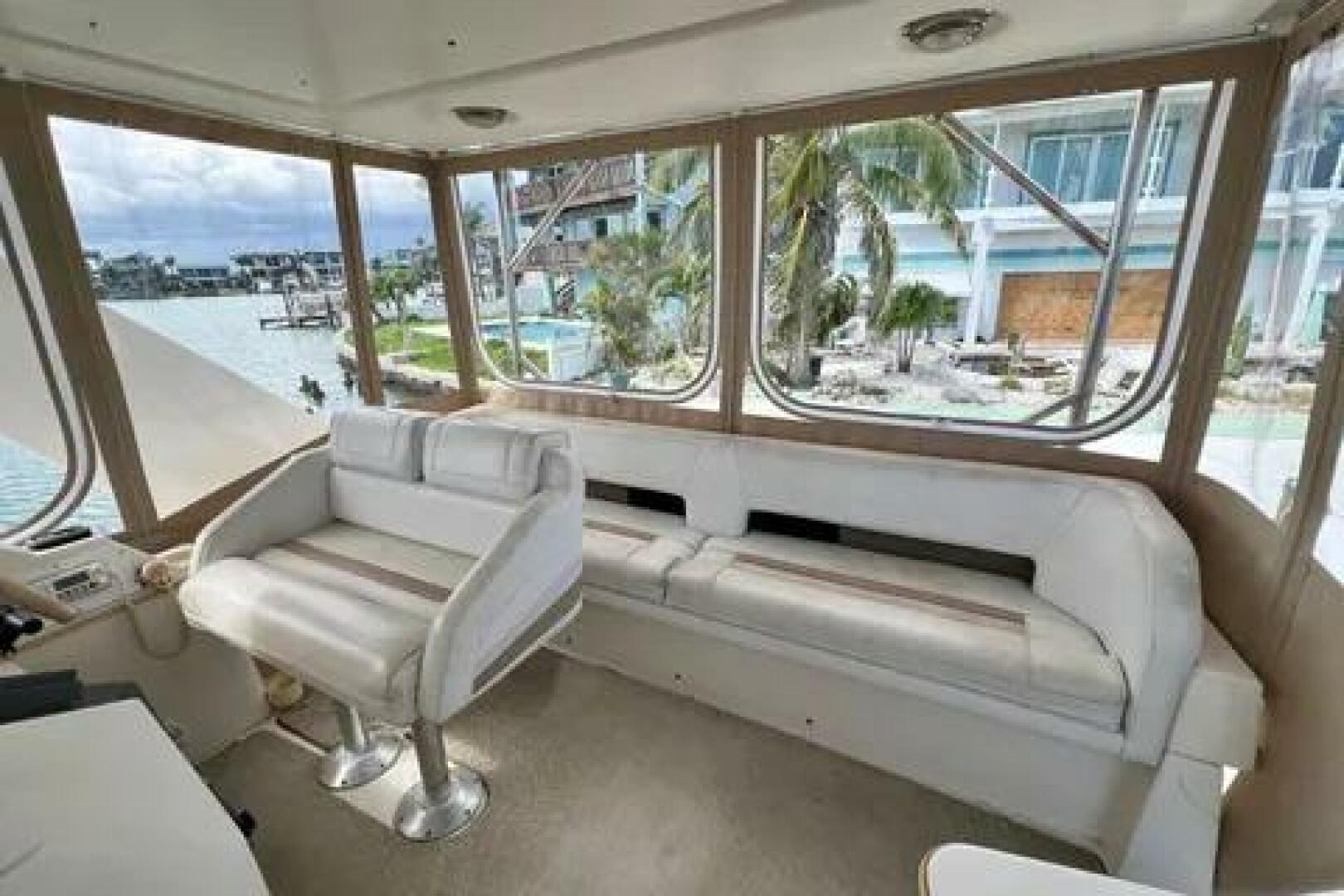 1996 Cruisers Yachts 4285 Express Bridge - Image 23