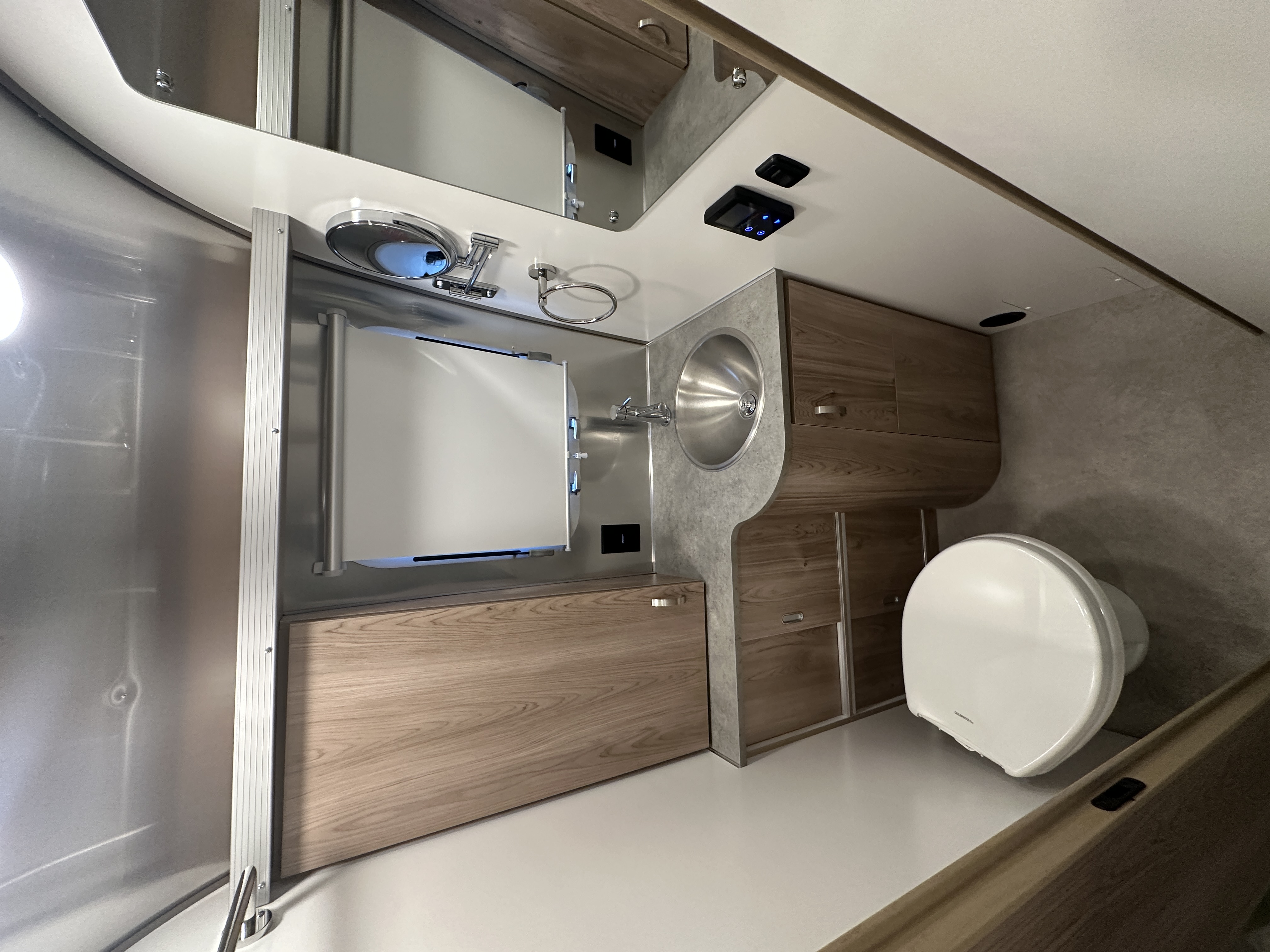 2027 Airstream Flying Cloud 27FBT - Image 17