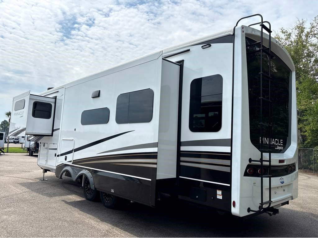 2026 JAYCO PINNACLE 32RLTS - Image 4