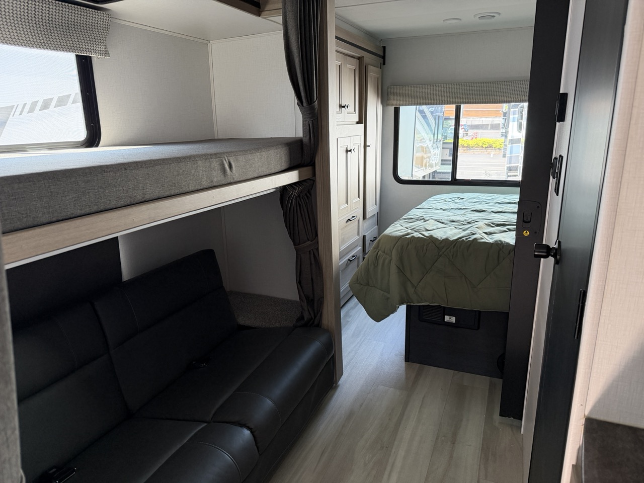 2026 Forest River Sunseeker LE 3250DSLEX - Image 10