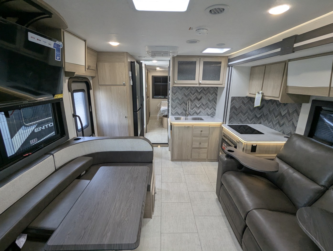 2026 Coachmen Entourage 330DS - Image 11