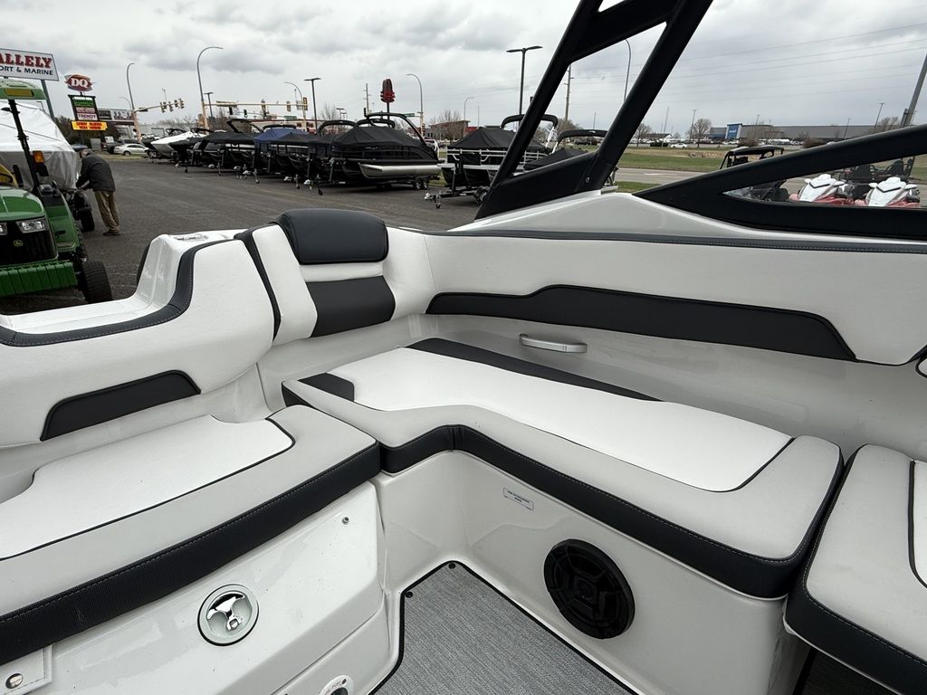 2025 Yamaha Boats AR195 - Image 32