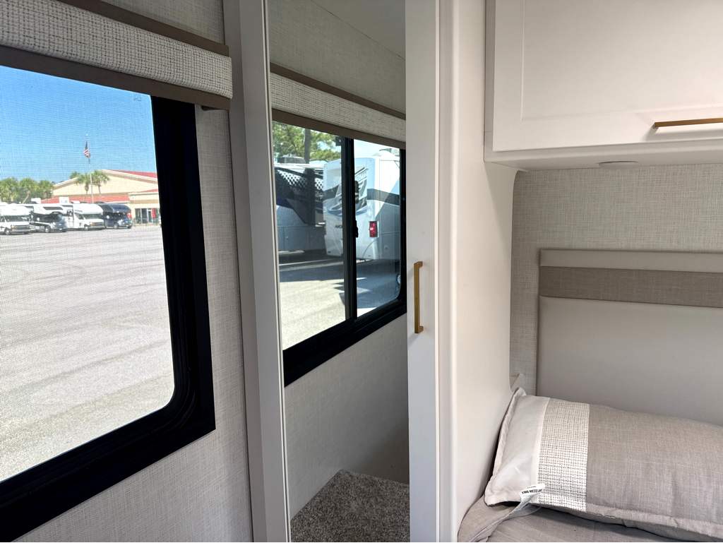 2027 THOR MOTOR COACH MAGNITUDE GA28 - Image 22