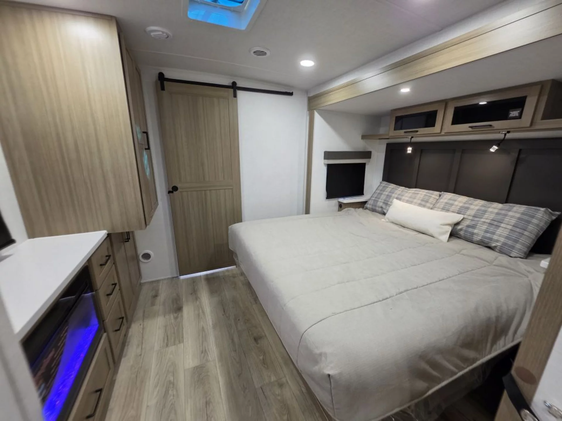 2027 FOREST RIVER ROCKWOOD ULTRA LITE 2623MBR - Image 15