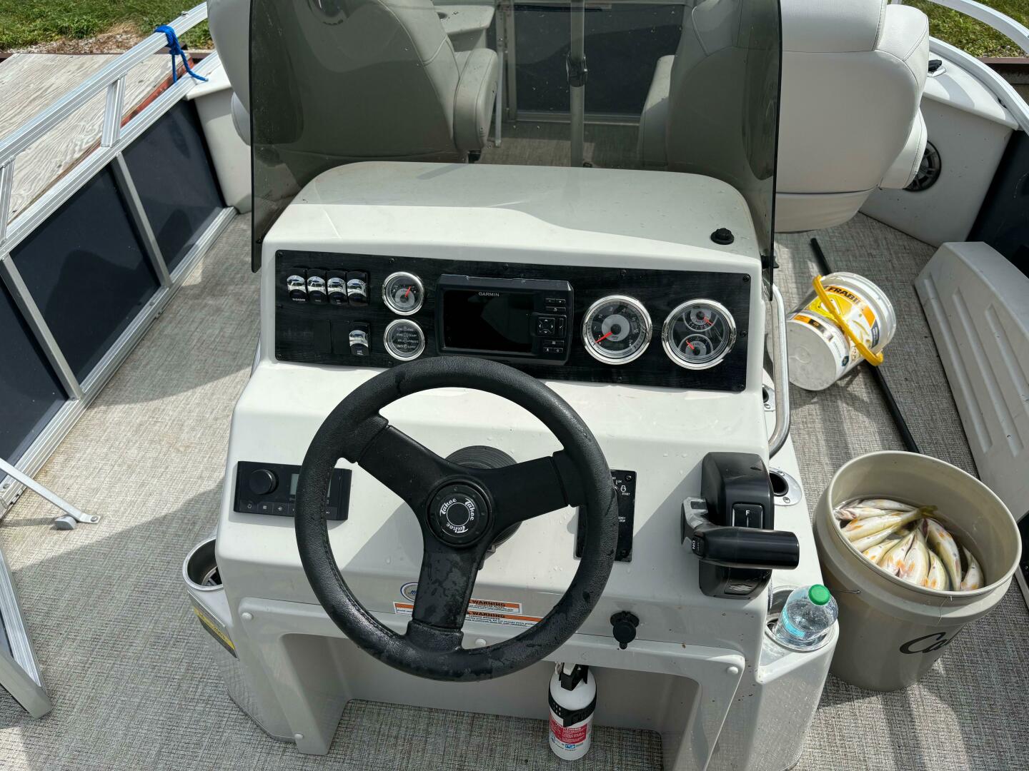 2022 Tahoe GT2585 Center Console Fishing Tritoon Base - Image 9