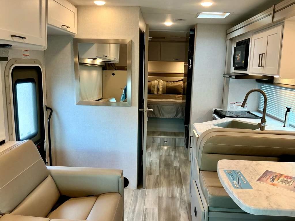 2026 THOR MOTORCOACH 28Z - Image 14