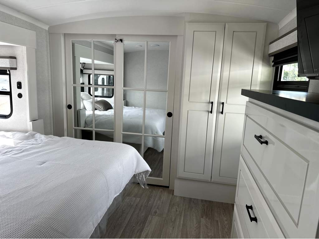2027 JAYCO PINNACLE 32RLTS - Image 19