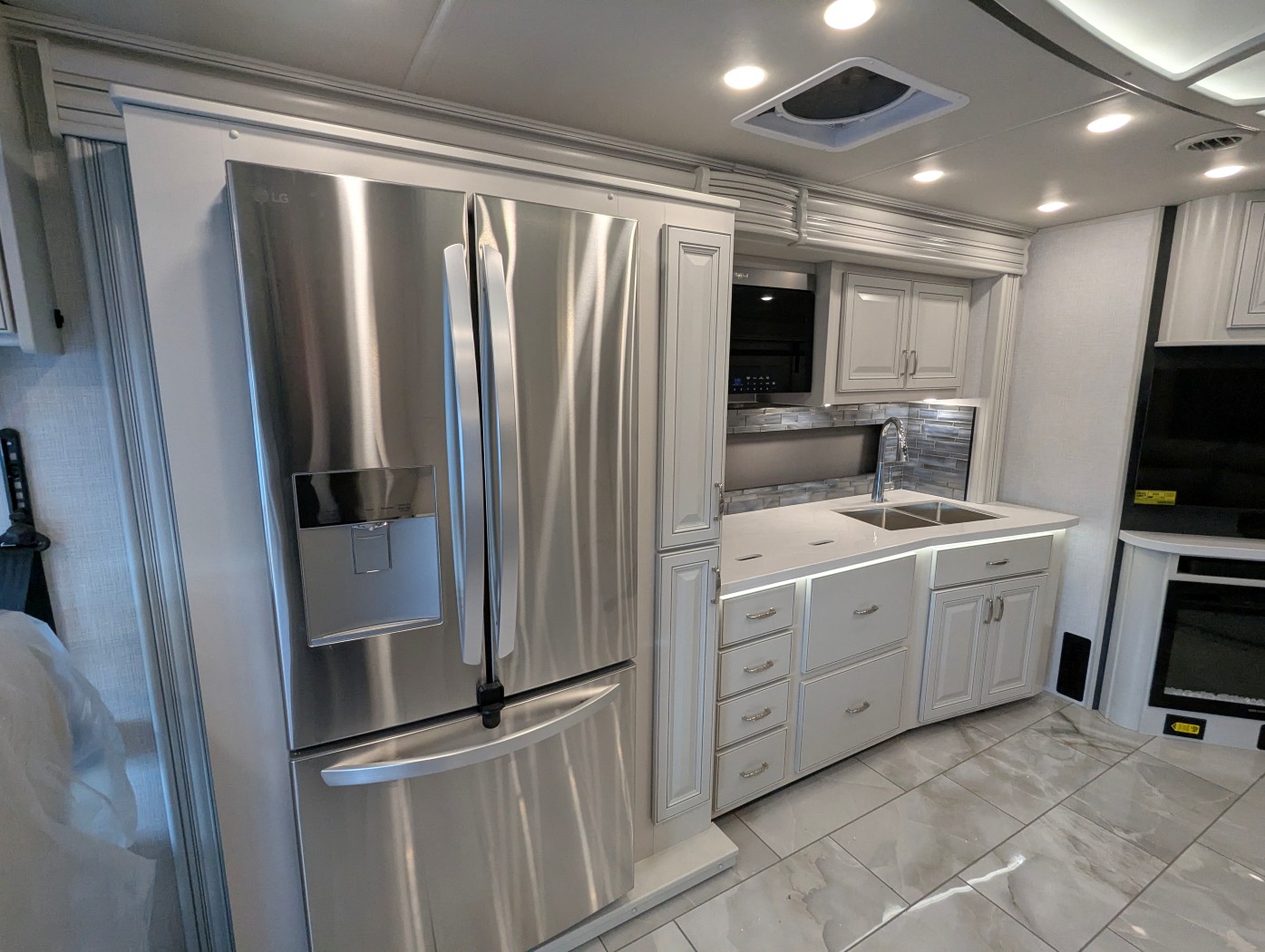 2026 Fleetwood Discovery 38N - Image 16