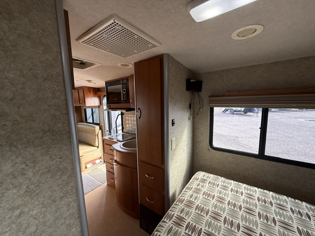 2009 Itasca Navion iQ 24DL - Image 13