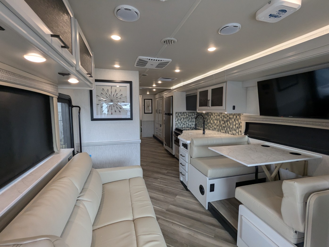 2026 Holiday Rambler Invicta 33HB - Image 11