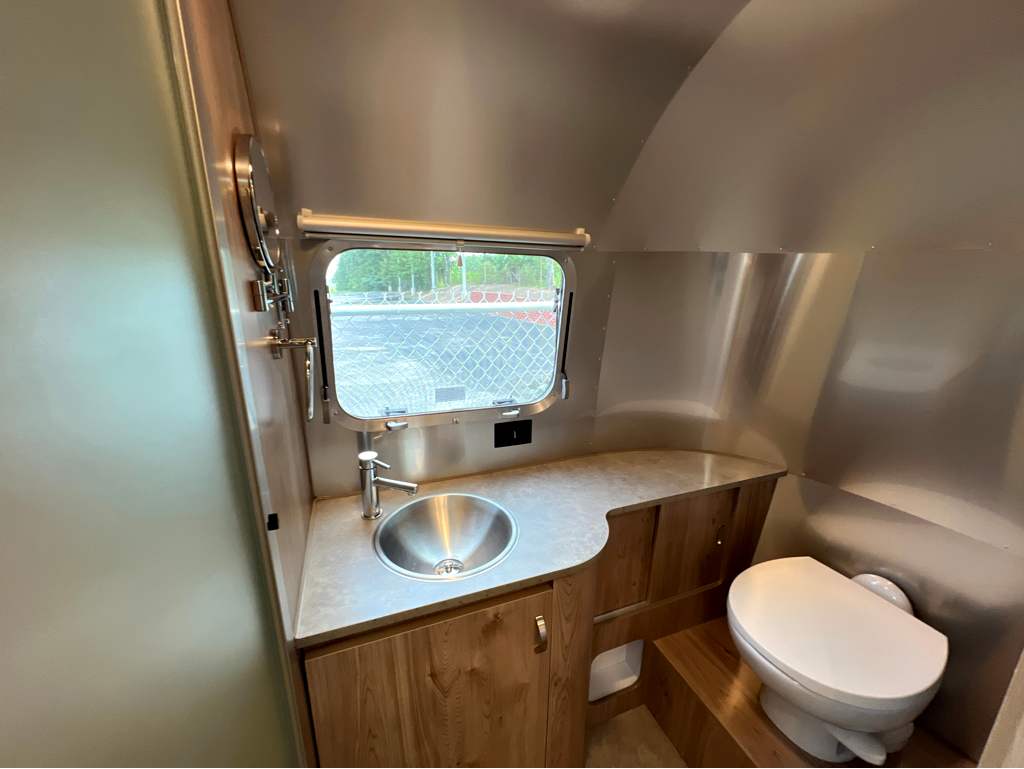 2027 AIRSTREAM FLYING CLOUD 23FBT - Image 17